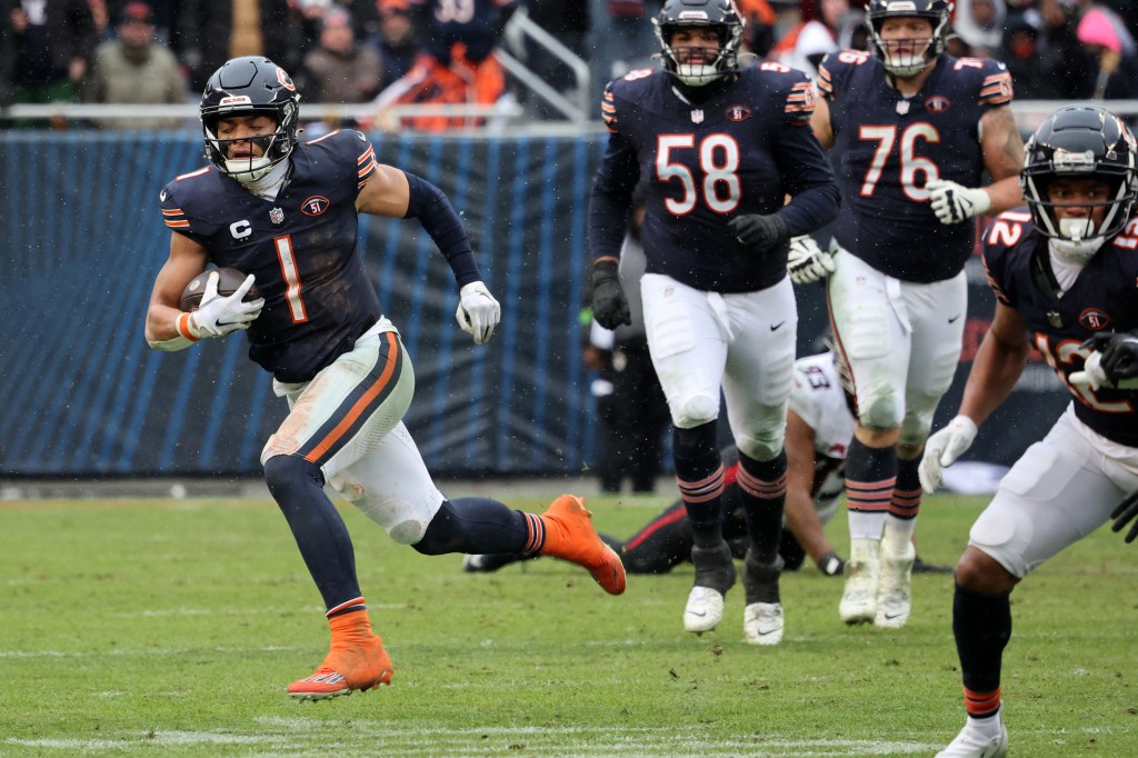 Bears quarterback Justin Fields (1) in action in December 2023.