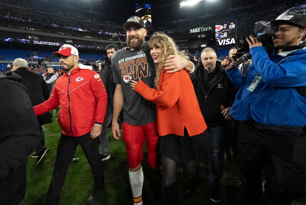 Travis Kelce draped an arm around girlfriend Taylor Swift during the postgame celebrations