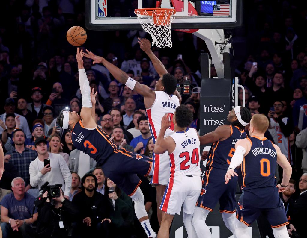 Knicks guard Josh Hart (3) puts up the game winning shot as Detroit Pistons center Jalen Duren (0) tries to defend late during the fourth quarter.