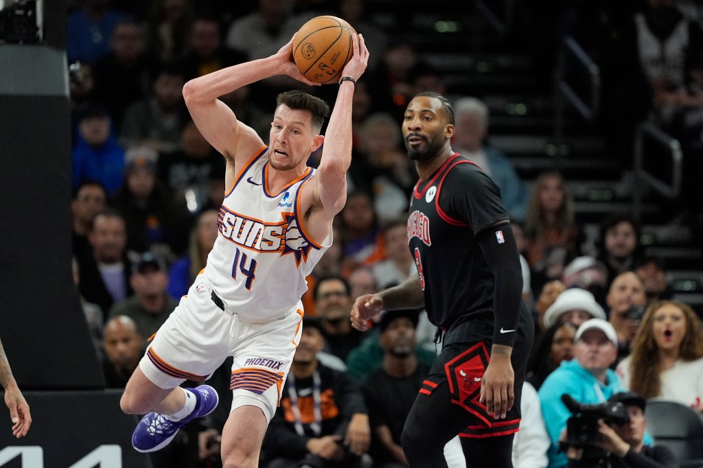 Suns forward Drew Eubanks (14) rebounds against the Chicago Bulls