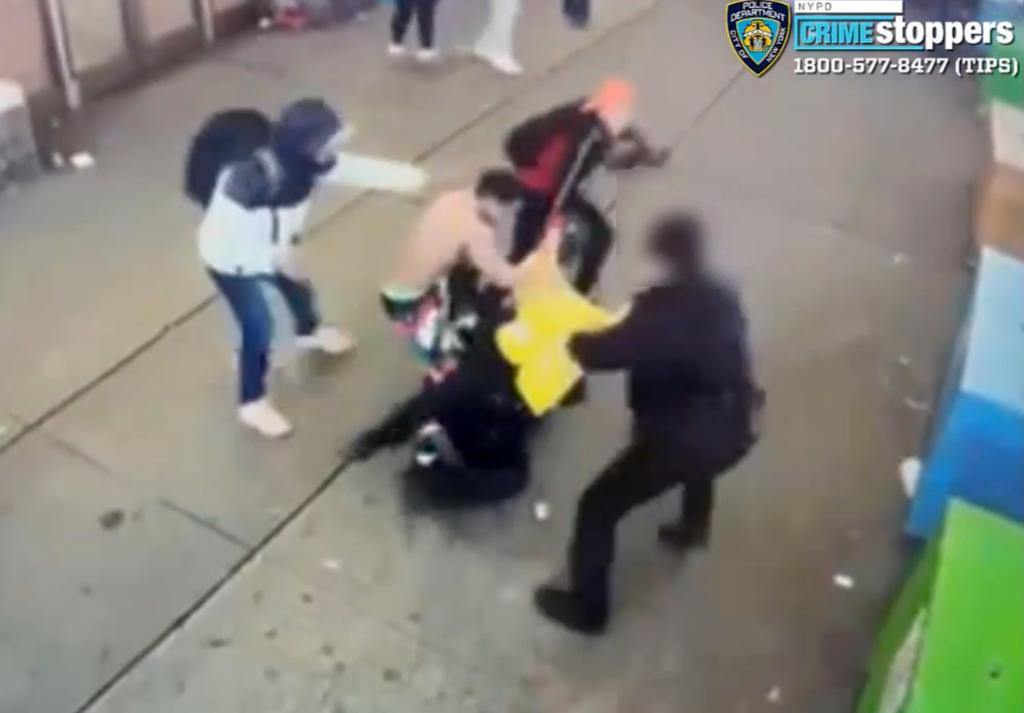 Video shows migrants attacking police officers in Times Square 