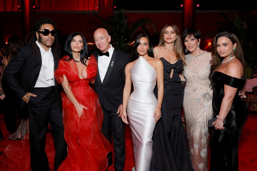 L-R Lenny Kravitz, Lauren Sánchez, Jeff Bezos, Kim Kardashian, Sofía Vergara, Kris Jenner, and Demi Lova posing for a photo at the 2024 Vanity Fair Oscar Party.