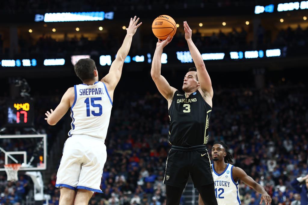 aJack Gohlke shoots during Oakland's win over Kentucky on March 21. 2024. 