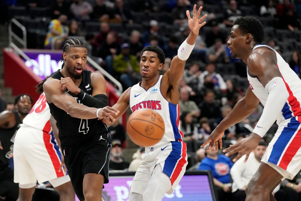 Nets guard Dennis Smith Jr. (4) passes the ball