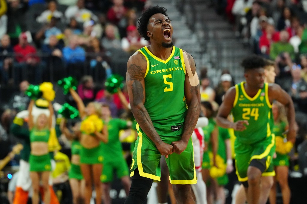 Ducks guard Jermaine Couisnard (5) celebrates after scoring against the Arizona Wildcats