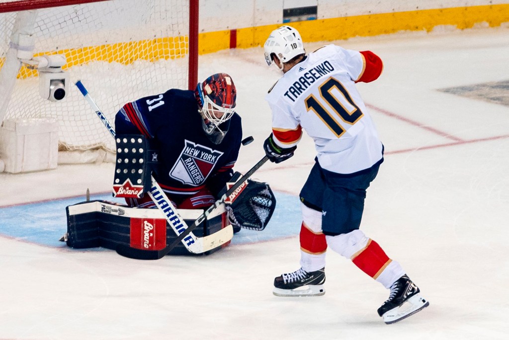 Igor Shesterkin makes the game-ending save on Vladimir Tarasenko in the shootout to give the Rangers a 4-3 win over the Panthers.