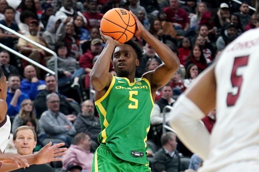 Oregon's Jermaine Couisnard (5) shoots against South Carolina during the second half