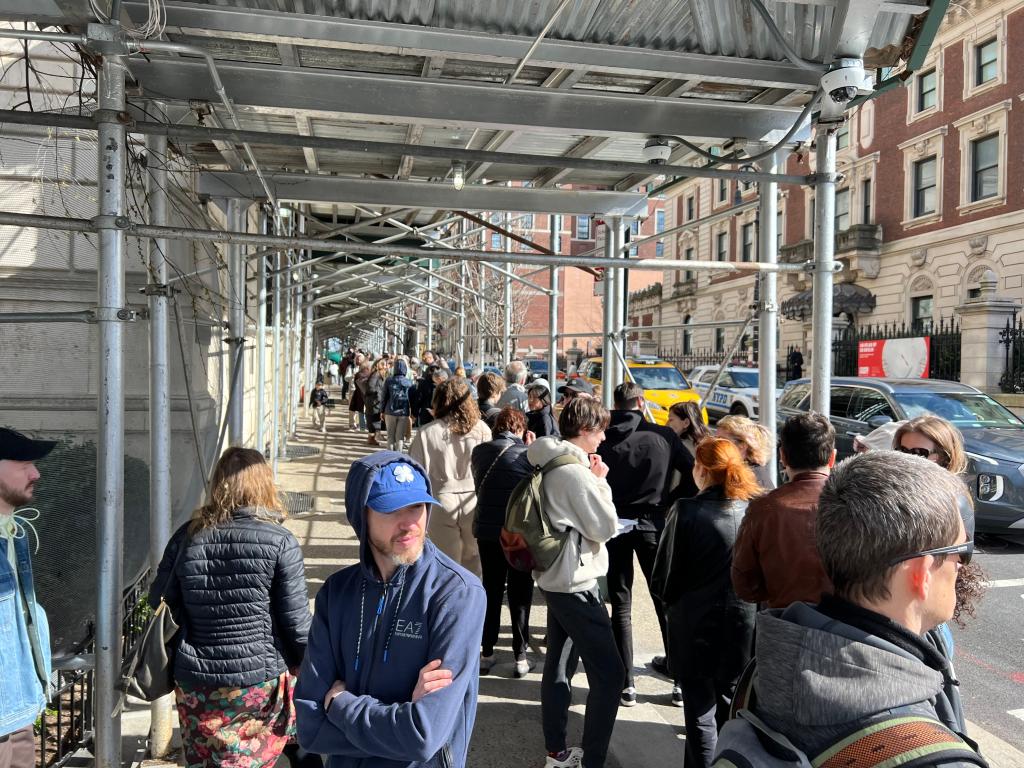 Line outside of the Russian Consulate 