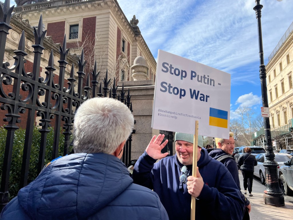 Man holding "Stup Putin" poster