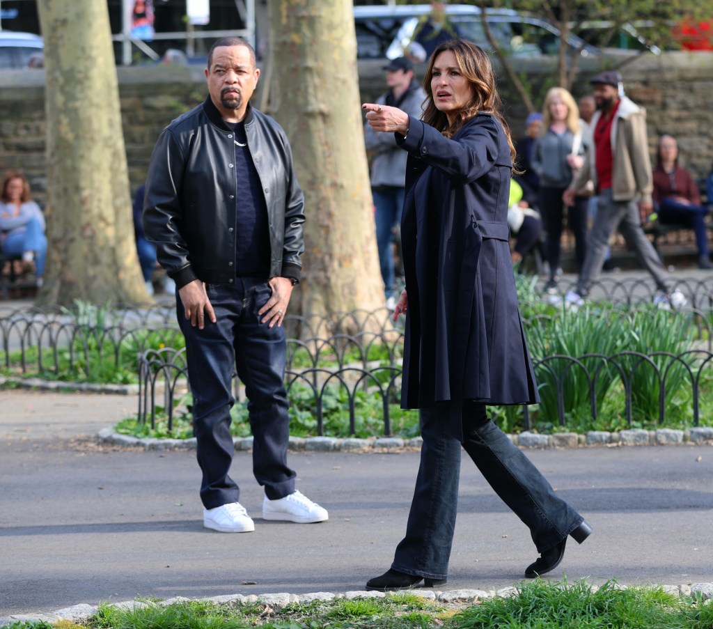 Witnesses told People that the little girl was completely oblivious to the film crew and "SVU" vet Ice-T. 