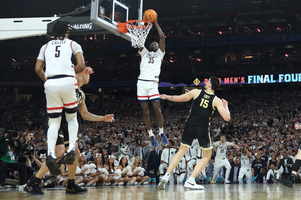 Samson Johnson dunked after a lob pass early in the second half.