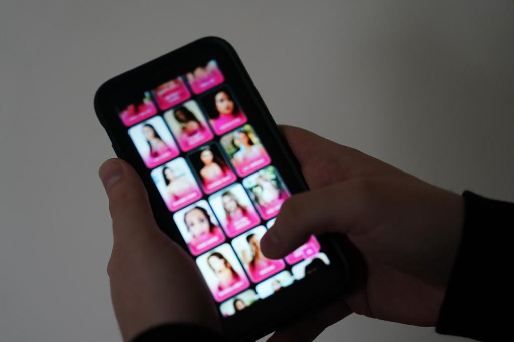 Man looking at a website on his smartphone