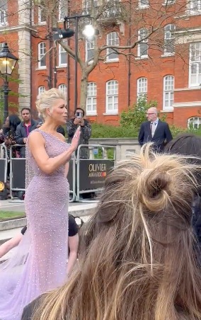 “Oh my God, you’d never say that to a man,” Waddingham, 49, berated the photographer in a video posted on X ( formerly Twitter) while the actress stopped for pictures outside of the Royal Albert Hall. 