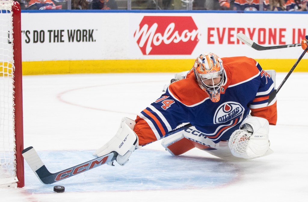 Stuart Skinner makes a diving save during the Oilers' Game 4 victory.