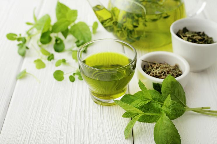 Consuming a lot of flavonoid-rich foods and drinks such as green tea, berries, and apples can lower the risk for Type 2 diabetes, a new UK study finds.