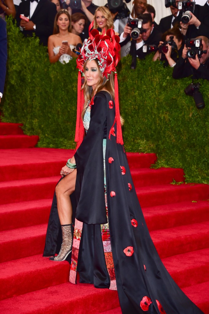 Parker walked the red carpet in a red and silver headpiece and a black dress.