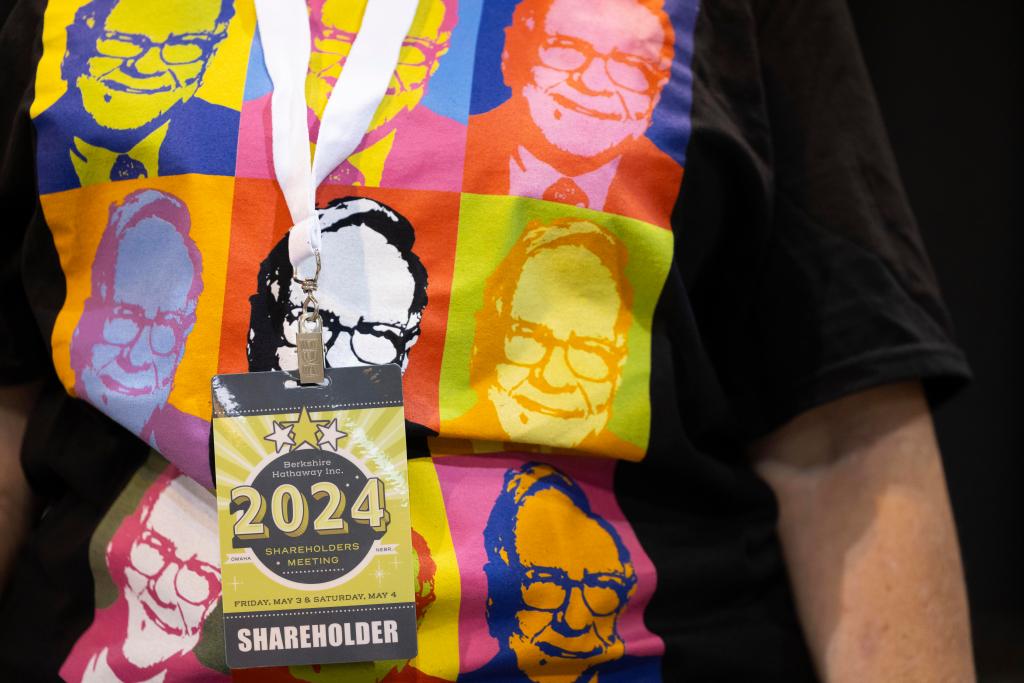 A shareholder at the meeting wearing a shirt with pictures of Buffett.