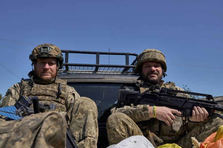 Ukrainian soldiers mover to their positions in the Kherson Region on May 5, 2024.