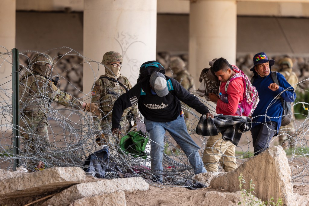 Texas National Guard pushed back a large group of almost 60 migrants who crossed the border illegally and breached the concertina wire barriers set up along the US side of the Rio Grande river. The migrants had made it to the actual border wall but were forced back across the razor wire defenses by soldiers telling them to enter the US at a legal point of entry to claim asylum, pointing to the Zaragoza bridge above them.