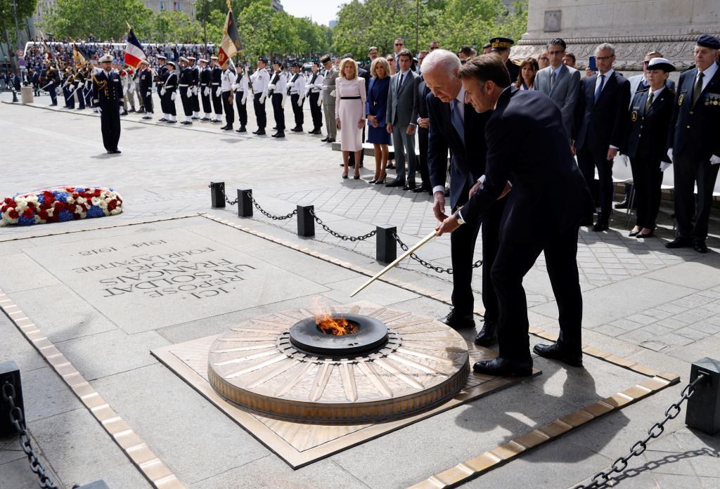 Biden and Macron rekindle the Tomb of the Unknown Soldier at the Arc de Triomphe.