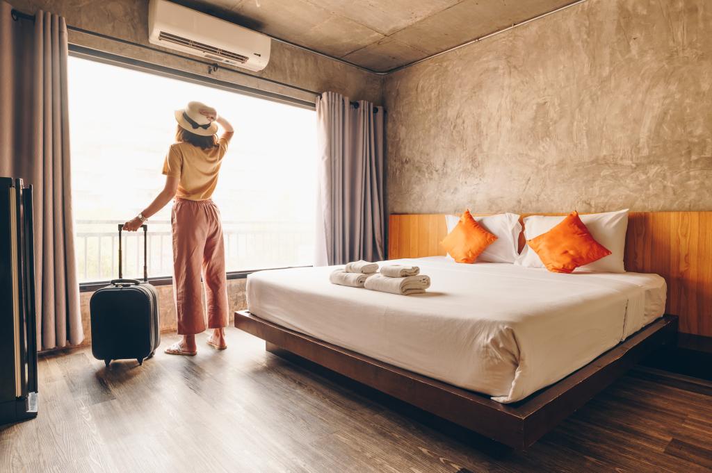 The rollout begins with large hotels, while starting in 2026, all hotels in New York will have to comply.