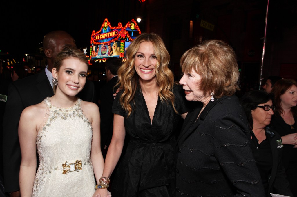 Emma Roberts and Julia Roberts at the 2010 "Valentine's Day" premiere