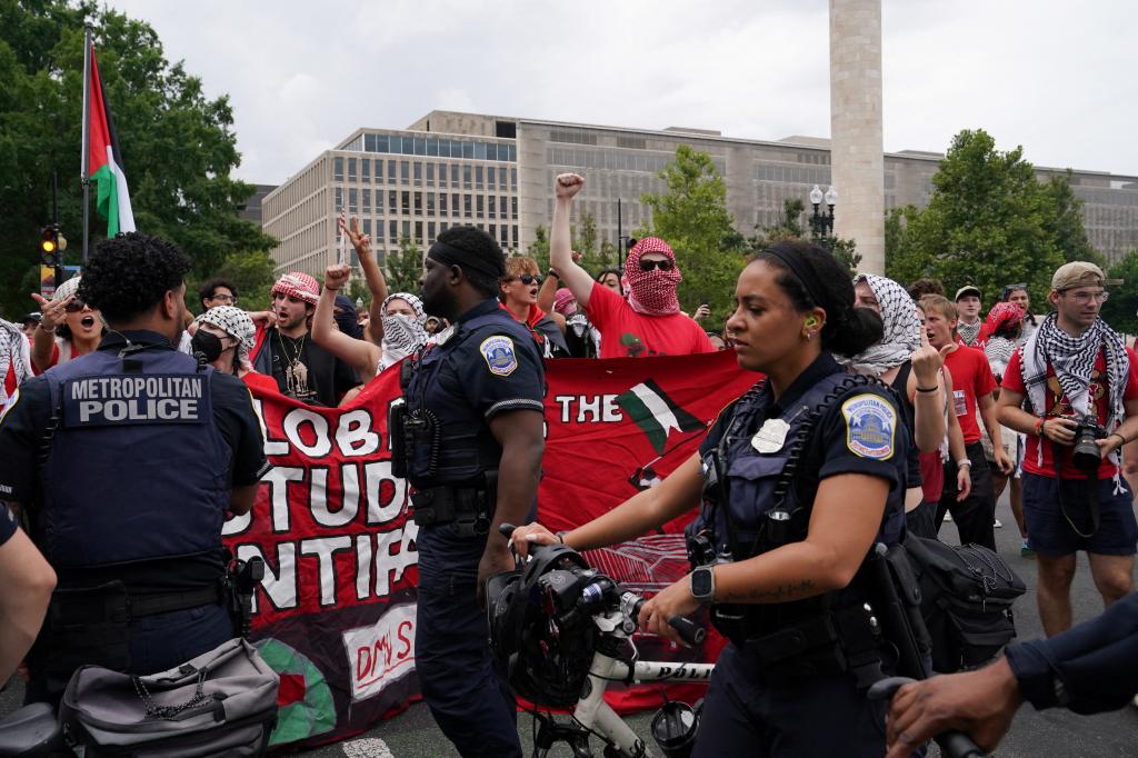  Pro-Palestinian demonstrators react next to police officers on the day of Israeli Prime Minister Benjamin Netanyahu's address to a joint meeting of Congress, on Capitol Hill in Washington, U.S., July 24, 2024.