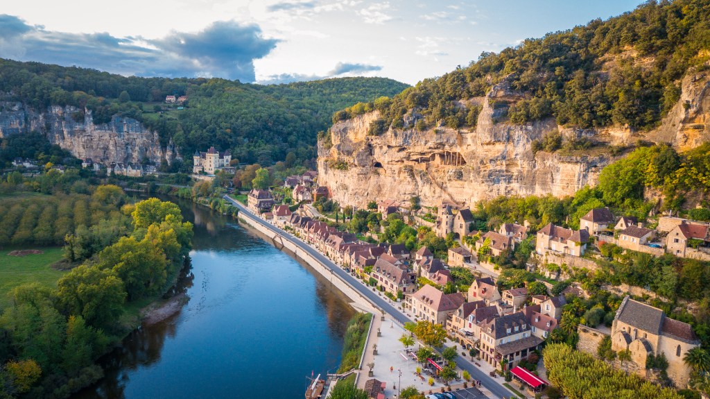 Sisters Jennifer McGuire and Kat McAfee couldn't afford to retire comfortably in New York, so they decided to relocate to Dordogne, France.