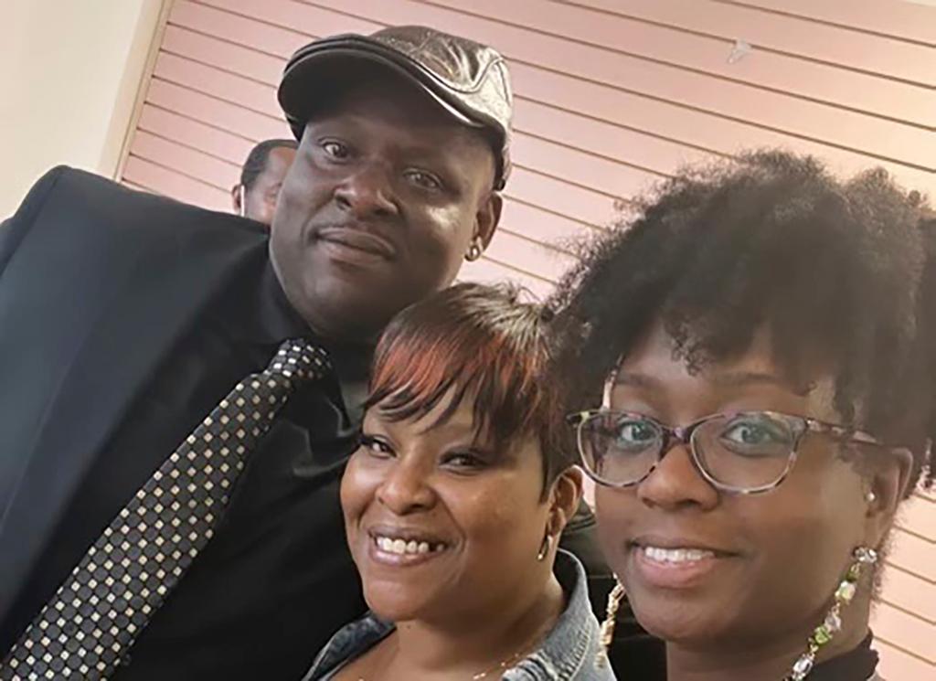 D'Vontaye Mitchell (L), with his sister Nayish Mitchell and cousin Samantha Mitchell, pictured together before his death.