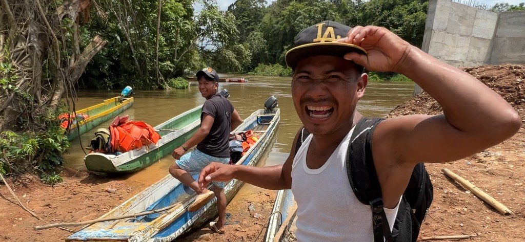 Embera boat pilots charge migrants for rides.