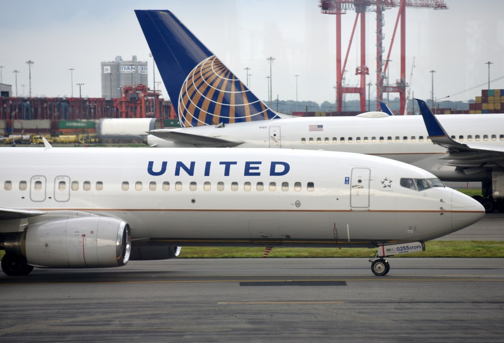 United allows employees to wear flag pins.