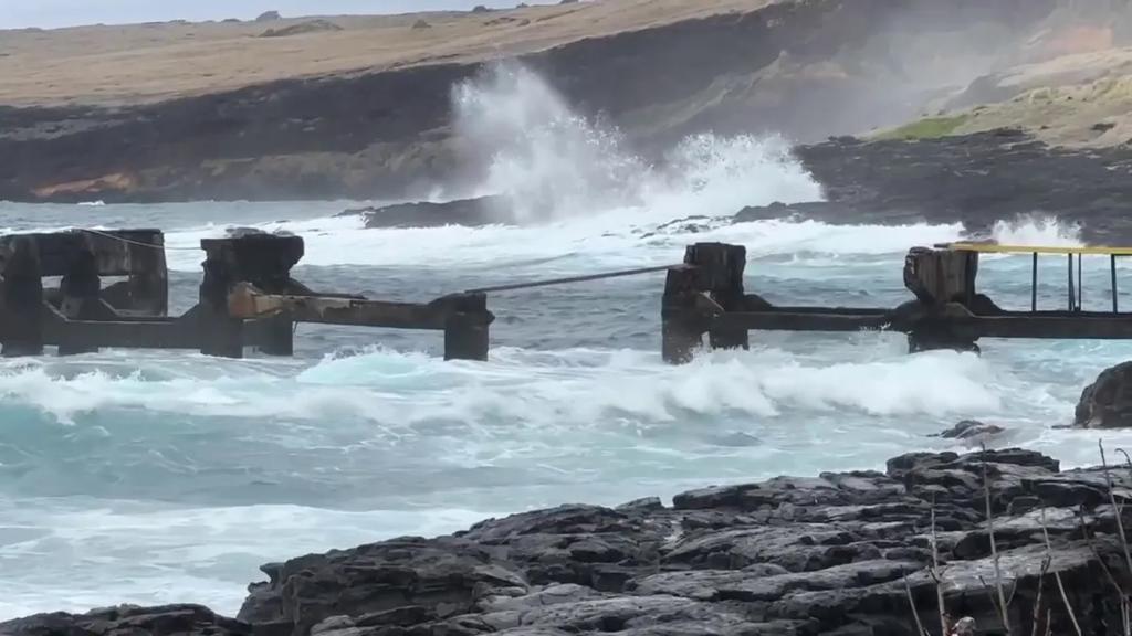 Large waves and rough surf in Hawaii due to Hurricane Hone, resulting in power outage for over 21,000 utility customers, mostly on the Big Island.