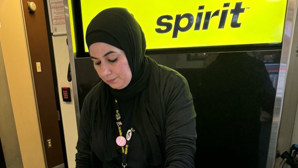 A tweet accusing Spirit airlines employees of wearing pins with the Palestinian flag.