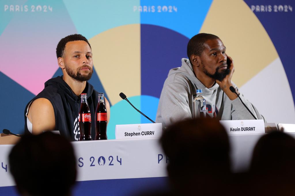 Steph Curry (l.) speaks to the media during the Paris Games.