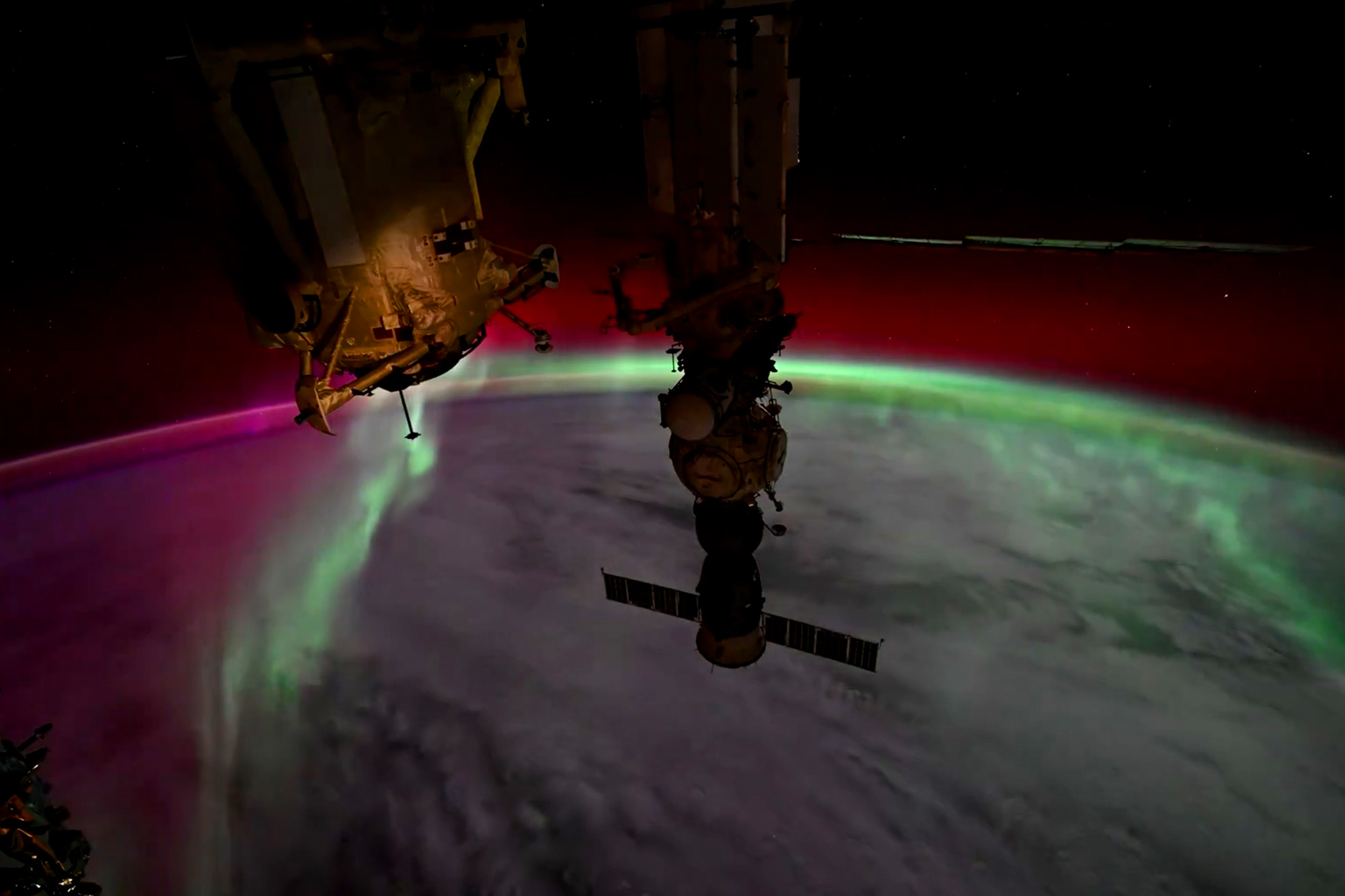 Stunning timelapse of moon setting captures aurora borealis from above