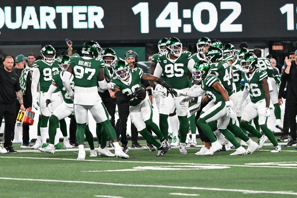 Jets safety Chuck Clark (36) celebrates after recovering a fumble during the fourth quarter of the Jets and New England Patriots game