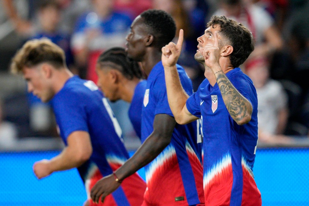 United States' Christian Pulisic, right, celebrates with teammates after scoring during the second half of a friendly soccer match against New Zealand, Tuesday, Sept. 10, 2024, in Cincinnati.