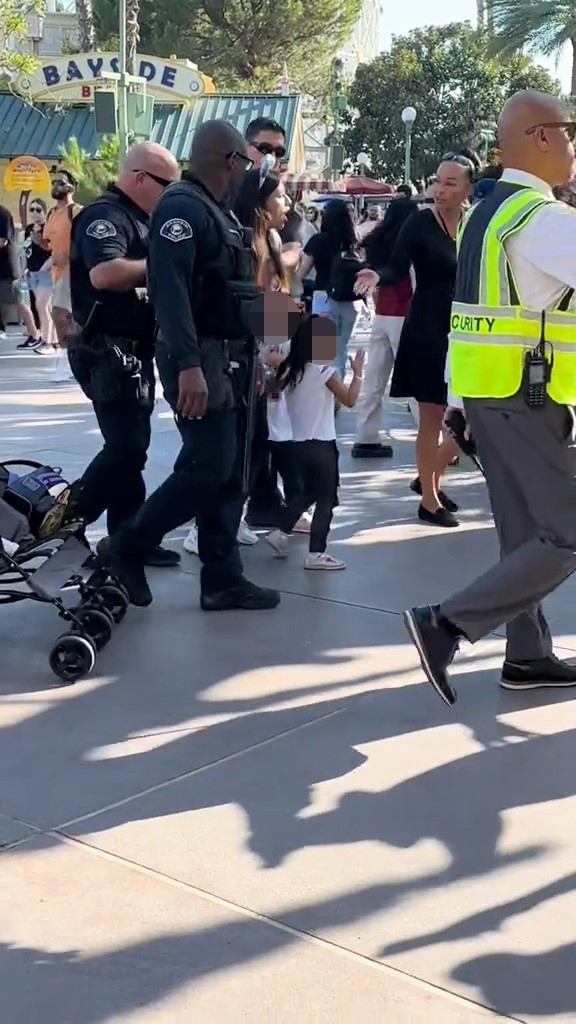 Her two young girls are seen holding onto their mother on both sides, balling their eyes out and shouting “aid” and “help me” in Spanish