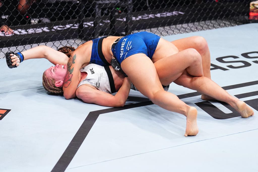 Ailin Perez sets up an impressive head and arm choke.