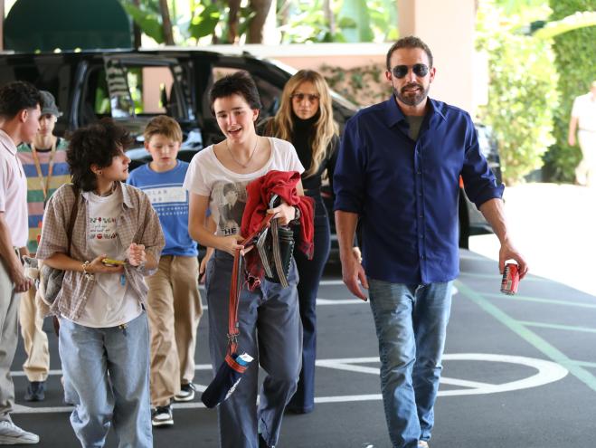 Ben Affleck and Jennifer Lopez are seen going out to lunch together amid divorce news.