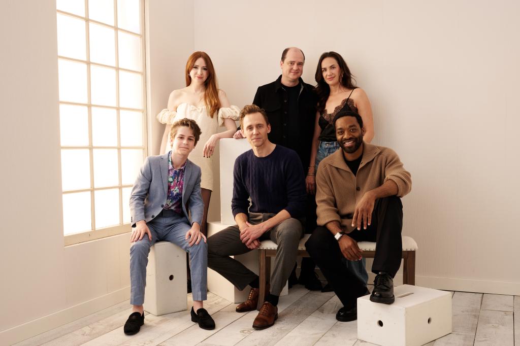 Benjamin Pajak, Karen Gillan, Tom Hiddleston, Mike Flanagan, Chiwetel Ejiofor and Kate Siegel pose in a studio