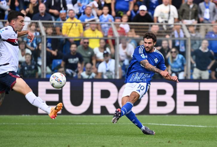 Como's Patrick Cutrone shoots during a Sept. 14 match against Bologna.