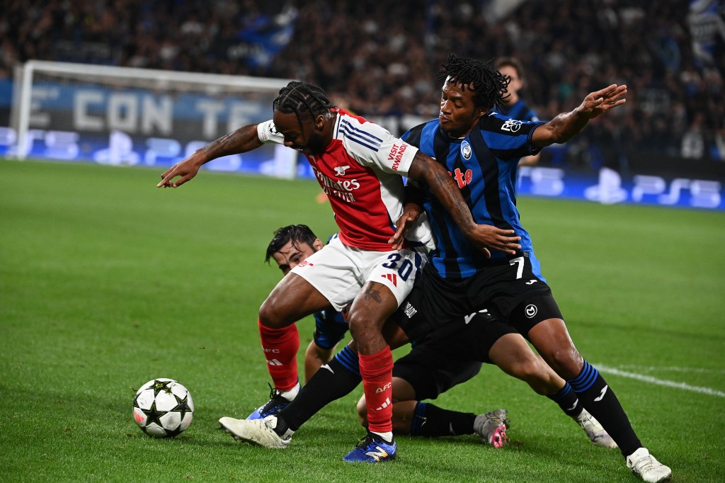 Atalanta's Colombian midfielder #07 Juan Cuadrado battles with Raheem Sterling. 