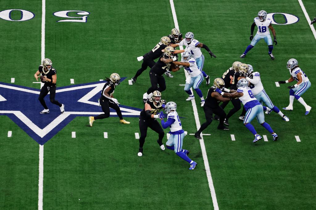 Derek Carr #4 of the New Orleans Saints looks to pass during the first quarter at AT&T Stadium on September 15, 2024 in Arlington, Texas.