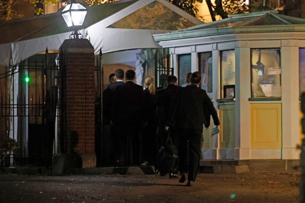 Nearly a dozen suited-up men and women were spotted arriving at Gracie Mansion early Thursday.