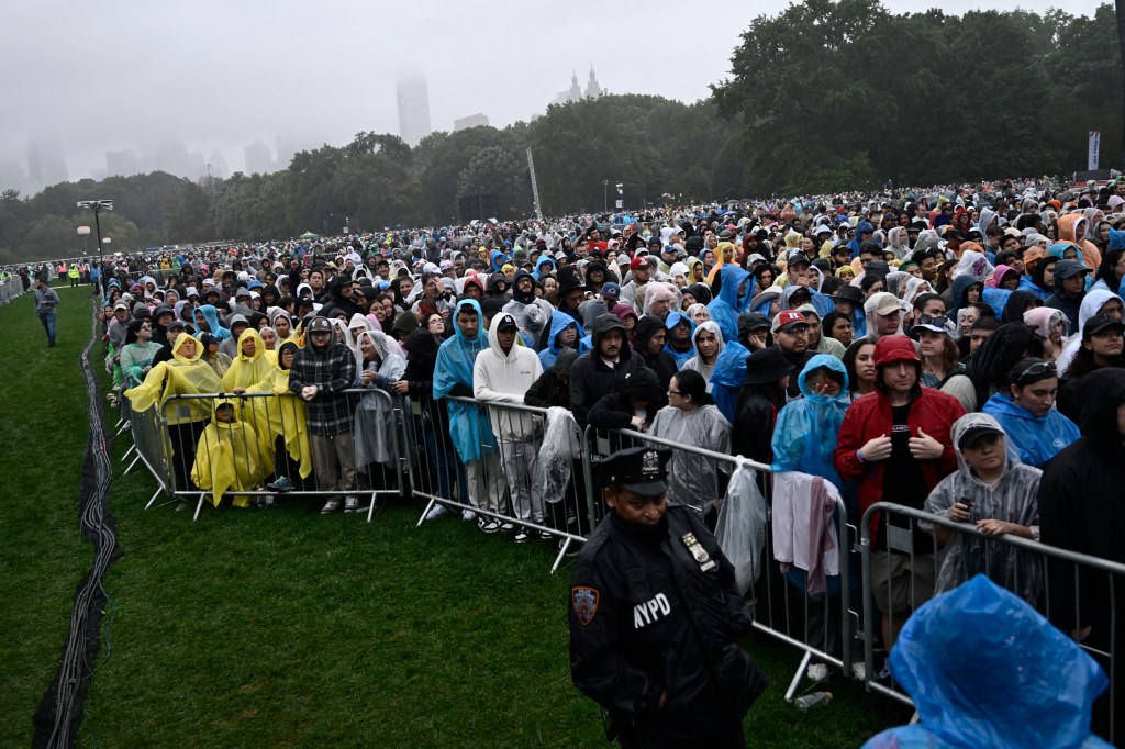 The crowd braved the rain on the Great Lawn.