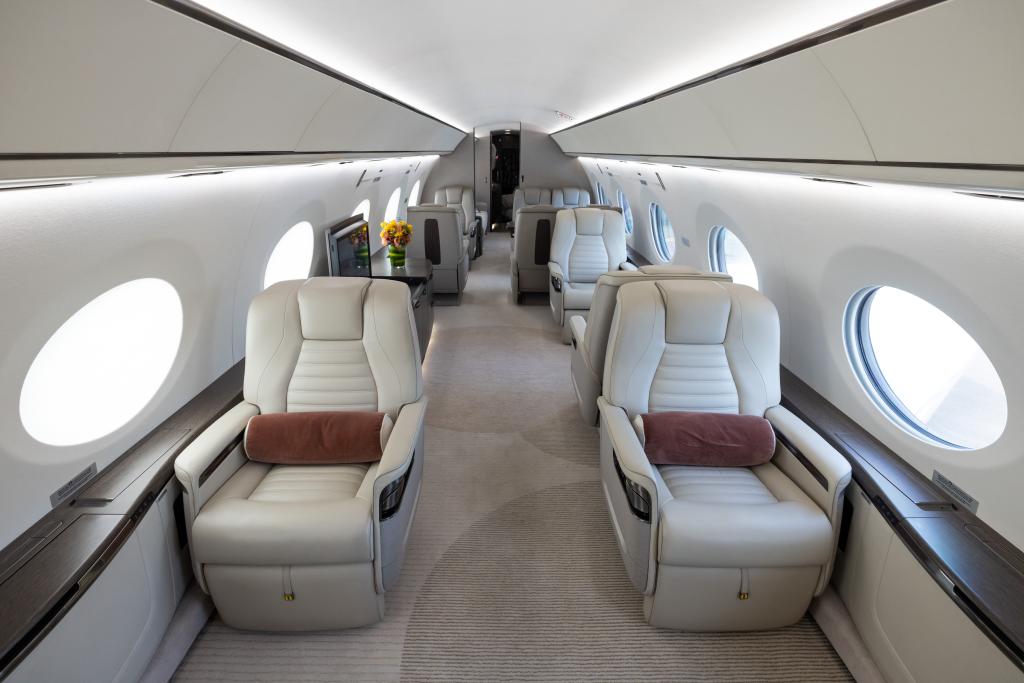 The interior of the G700 offer a luxurious setting for Bezos, who can enjoy whisper-quiet cabin as well as 100% fresh air circulation.