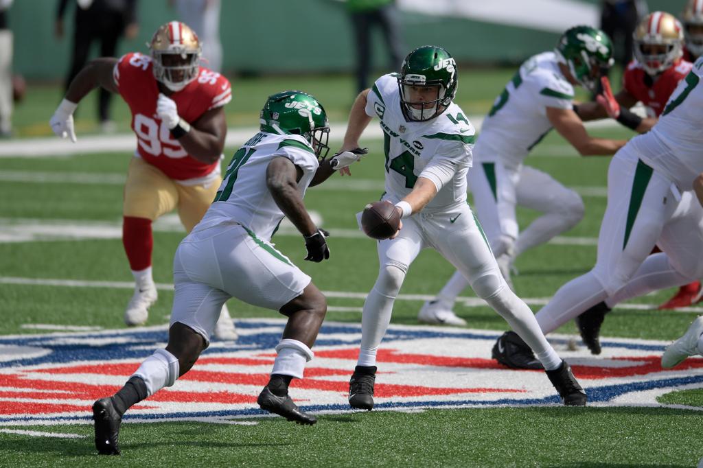 Frank Gore took handoffs from Sam Darnold during the Jets’ most recent game against the 49ers in 2020.