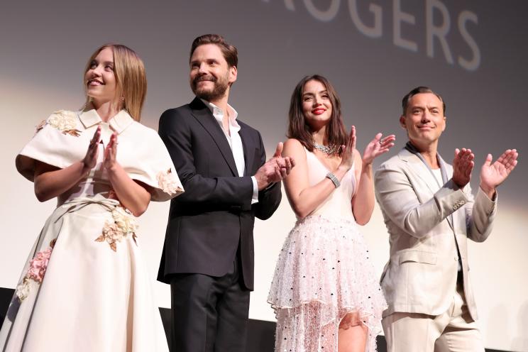 Sydney Sweeney, Daniel Bruehl, Ana de Armas and Jude Law clapping