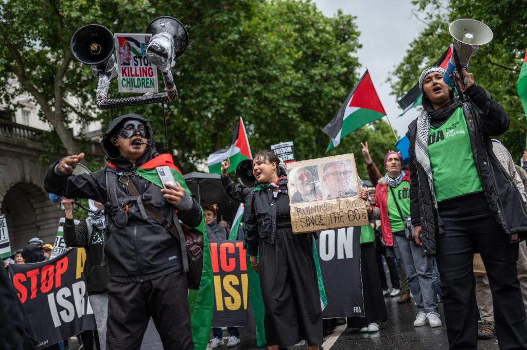 Pro-Palestine demonstrators chanting as they spot some pro-Israel counter protestors on a bridge in front of them.